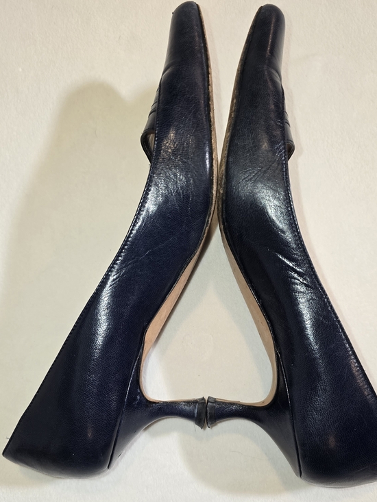 Manolo Blahnik Carolyne Navy Blue Leather Pointed Toe Pumps Size 35.5
